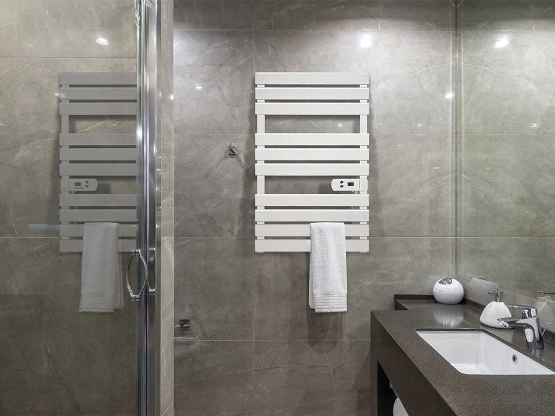 Elektrischer Bad-Heizkörper in einem chicen Bad in Betonoptik