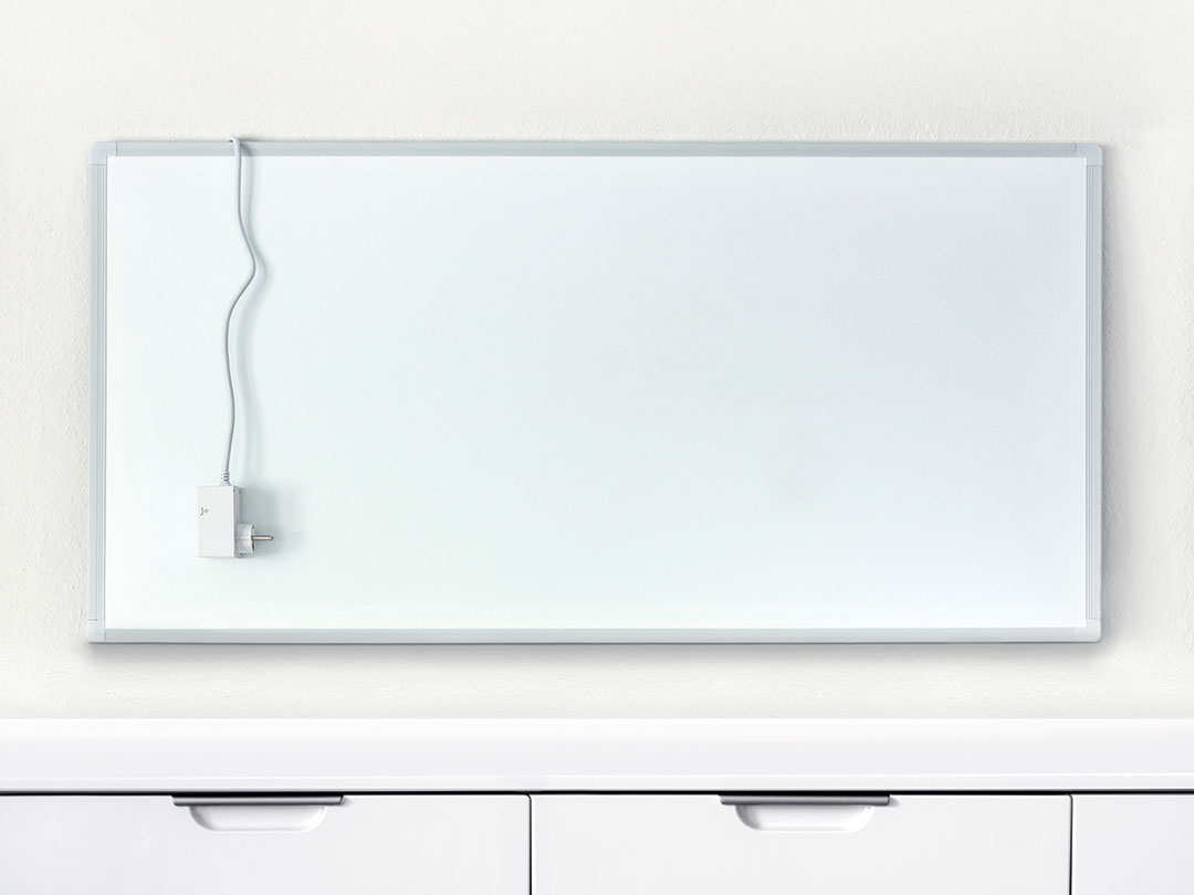 Chice weiße Infrarot-Heizpaneele an Wand über Sideboard